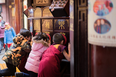 开心的人群中国新年春节西洋镜背景