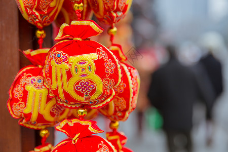 中国春节街头福袋背景虚化高清图片
