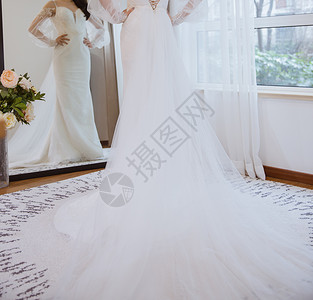 大气拖尾粒子镜子前幸福女人白色婚纱背景