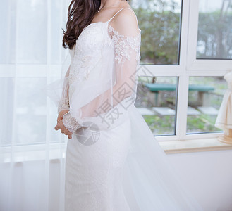 大气拖尾粒子窗前幸福女人穿白色婚纱背景