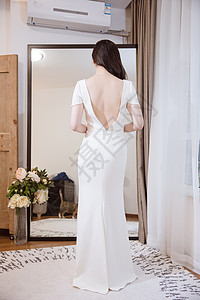 婚纱布料镜子前白色礼服知性女人背景