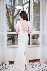 V领连衣裙窗前知性女人穿紧身型婚纱背景