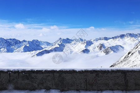 阿桑雪山背景