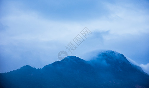 大气云雾风景朦胧山脉图片