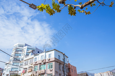 蓝天白云清新通天房背景图片