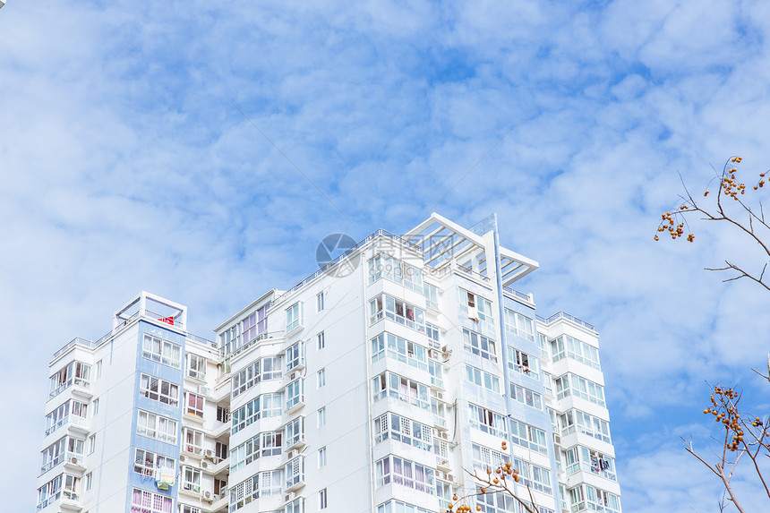 清新简单蓝天白云城市建筑图片