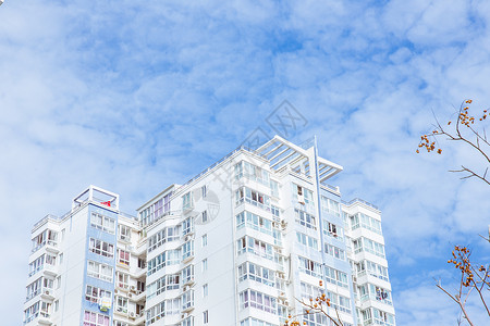 清新简单蓝天白云城市建筑背景图片