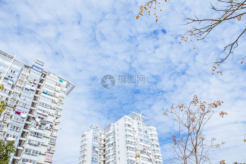 清新简单蓝天白云城市建筑图片