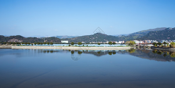 大气城市田园水面倒影背景图片