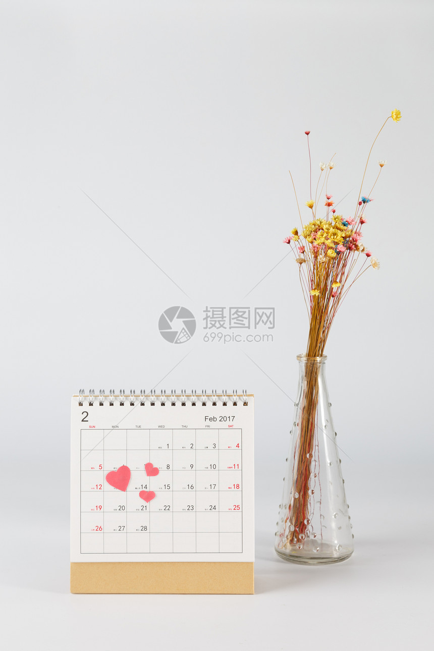 情人节日历爱心透明花瓶在白色背景上图片