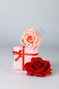 情人节礼物盒在白色背景上背景图片