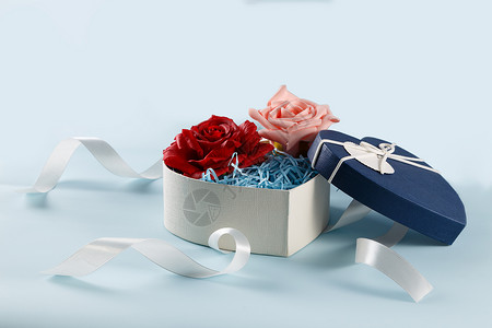 爱心免抠素材情人节爱心礼盒缎带粉色玫瑰花在浅蓝色上背景