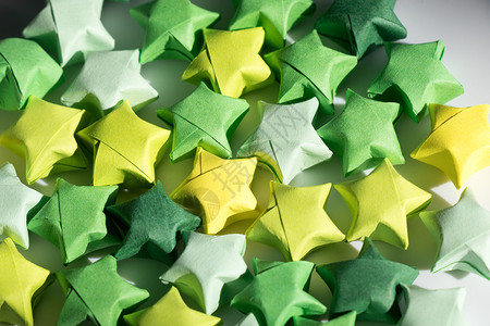 黄色绿折纸五角星背景