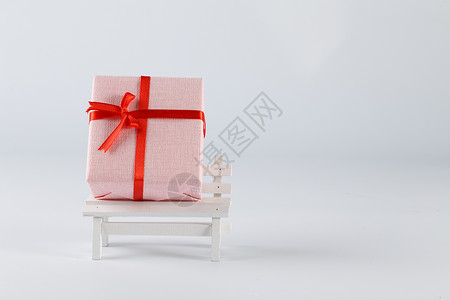 情人节礼物盒在白色背景上高清图片