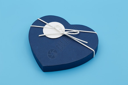 情人节爱心礼盒在浅蓝色背景上背景图片