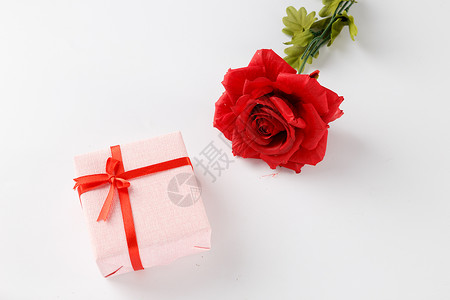 平铺在背景上的玫瑰情人节礼物盒在白色背景上背景