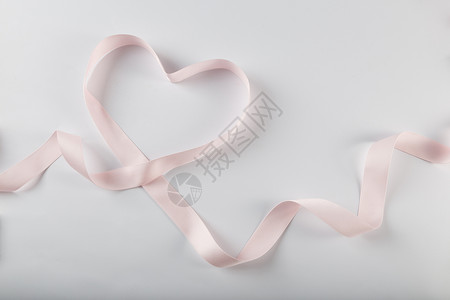 彩色爱心元素情人节粉色爱心缎带在白色背景上背景