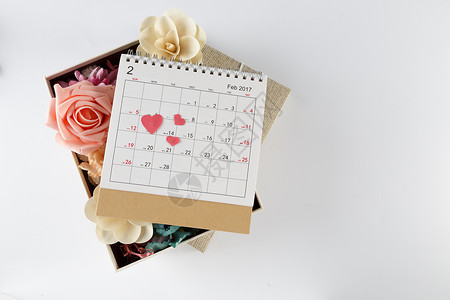 情人节日历爱心礼物盒花在白色背景上图片