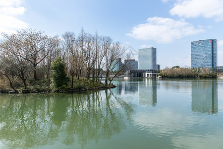 城市建筑清新公园湖面倒影图片