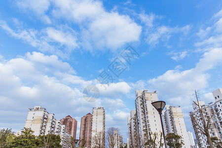 大气蓝天白云城市建筑背景图片