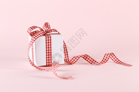 红色包装情人节礼物系蝴蝶结的礼物盒背景