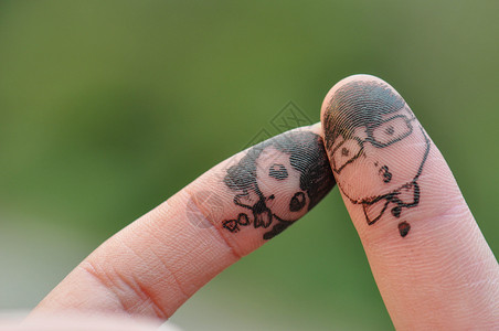 手指画坐在手指上的情侣高清图片
