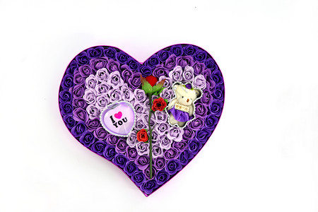 紫色爱心花堆成的爱心 情人节礼物背景