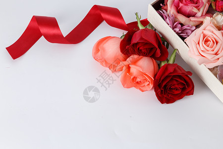 平铺的玫瑰花和丝带图片