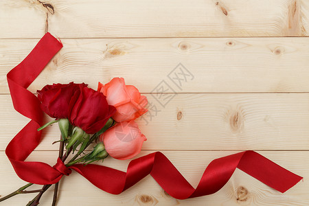 平铺的玫瑰花和丝带高清图片