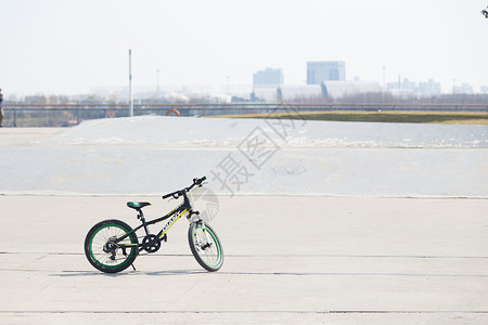广场上的自行车高清图片