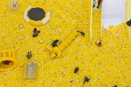 黄色小人玩具开心海洋球 儿童乐园背景