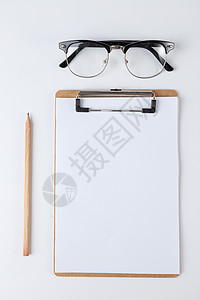 经济目标空白的纸夹板和白纸背景