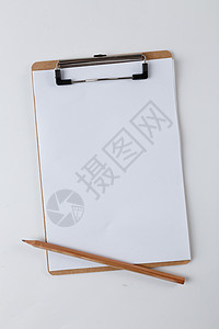 标记纸空白的纸夹板和白纸背景