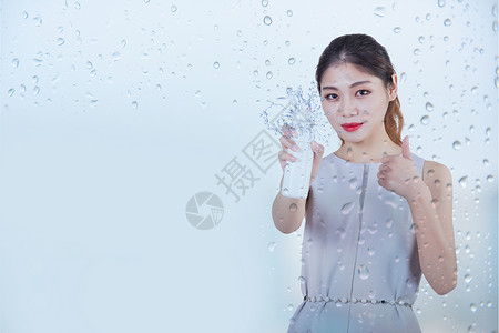 洗涤日化擦玻璃的美女设计图片