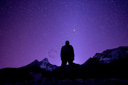 紫色星光仰望星空的人背景