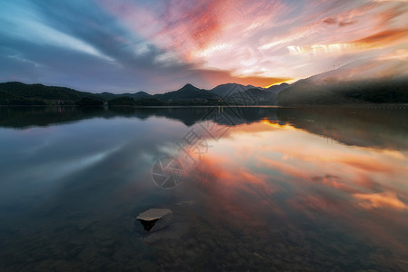 中皇山彩霞中的湖畔背景