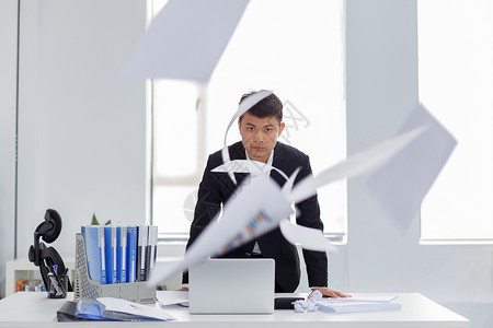 企业流程在办公室工作的男性背景