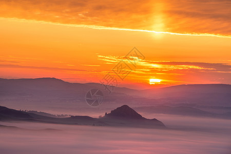 层叠的山大美风光背景