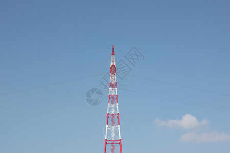 红色的信号塔信号塔与蓝天背景