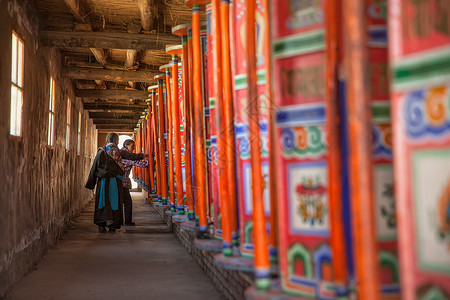 修行转经长廊藏族舞高清图片