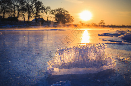 日出下晶莹通透的冰块图片