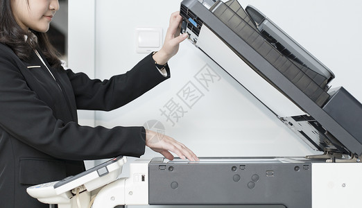 打印机场景职业女性操作办公室打印机背景