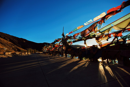 登山脚印蓝天白云，安静的生活背景