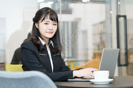 年轻女性分析年轻职业女性办公使用电脑背景