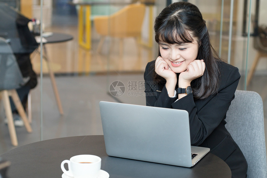 年轻职业女性办公使用电脑图片
