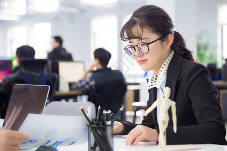 商务楼室内多人沟通会议拍摄背景