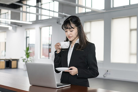 年轻职业女性办公使用电脑图片