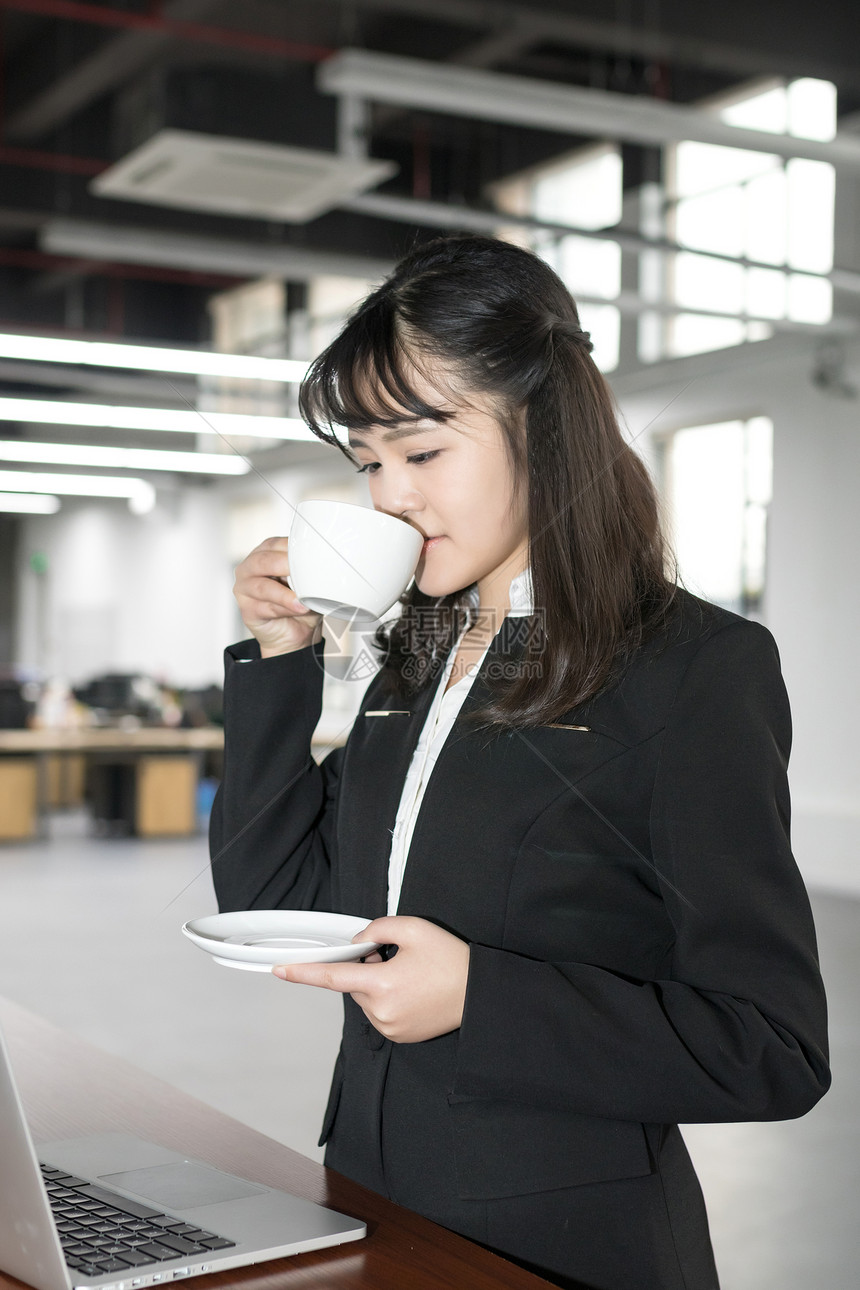 办公室喝咖啡的职业女性图片