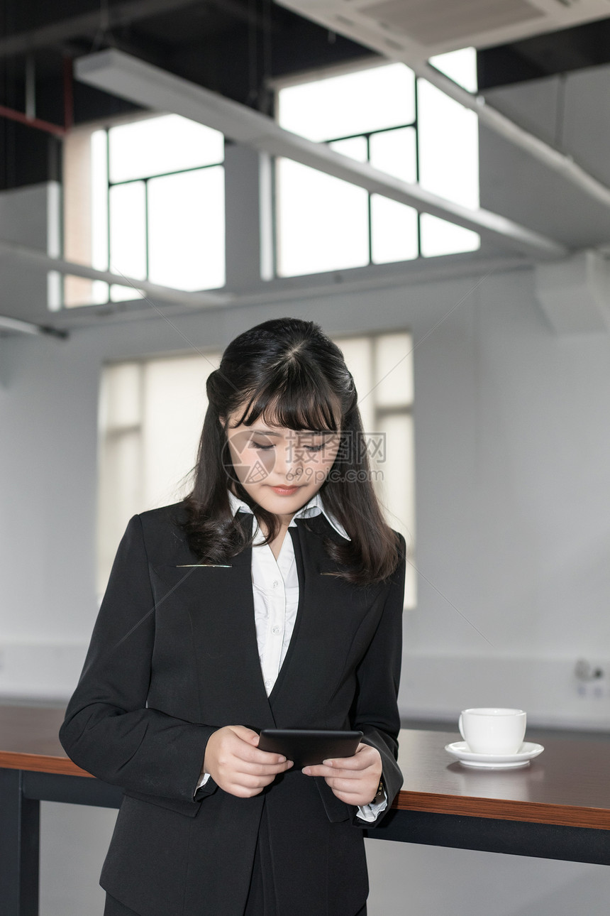 办公室喝咖啡的职业女性图片