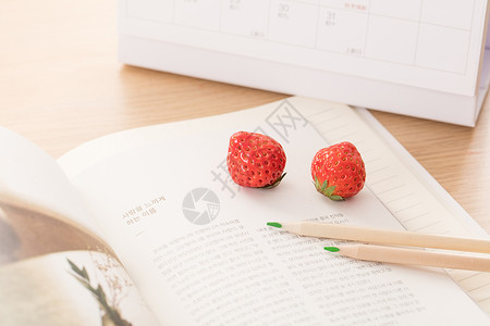 小清新草莓铅笔书本创意拍摄高清图片